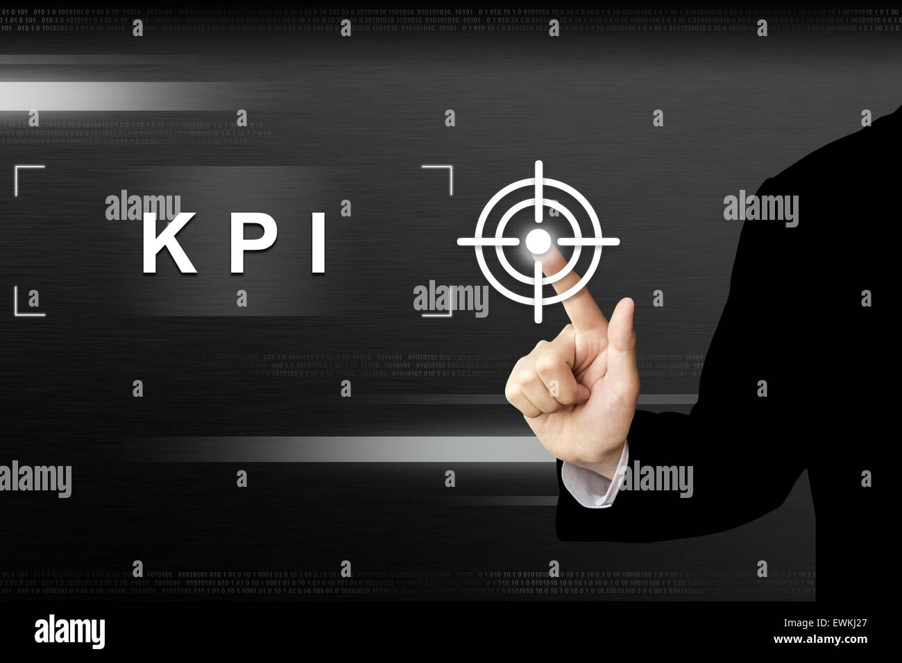 Unternehmen der Hand klicken Leistungskennzahl oder KPI-Taste auf eine Touchscreen-Oberfläche Stockfoto