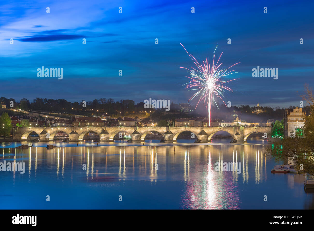 Die Karlsbrücke Prager Nacht, Aussicht auf das Feuerwerk explodiert über dem berühmten mittelalterlichen Karlsbrücke in Prag bei Nacht in der Tschechischen Republik. Stockfoto