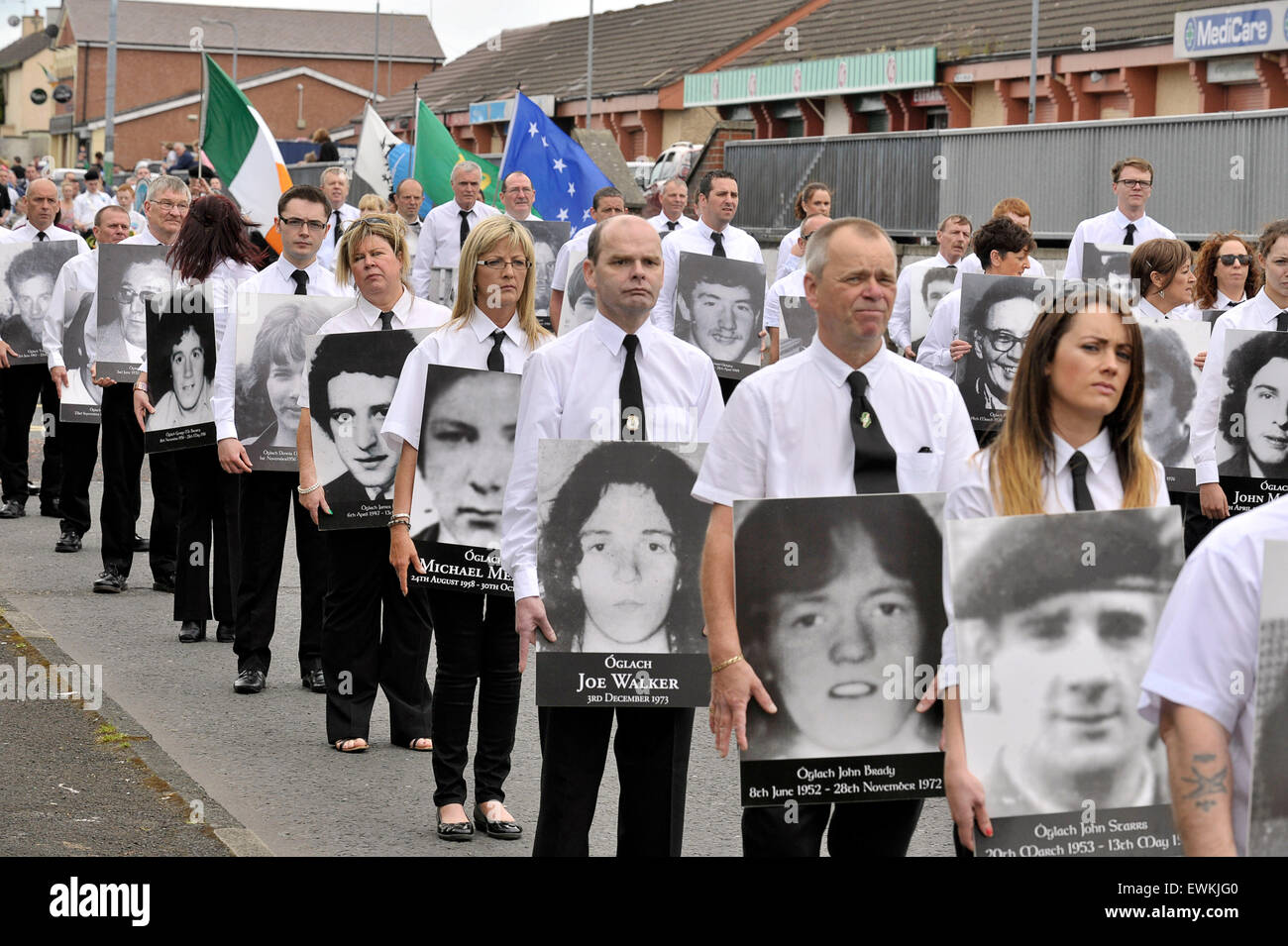 Londonderry, Nordirland. 28. Juni 2015. Ehemalige Irische republikanische Gefangene, weiße Hemden tragen Fotos IRA Freiwilliger getötet während des Nordirland-Konflikts, bei dem jährlichen Derry republikanischen Graves Association gedenken. Bildnachweis: George Sweeney/Alamy Live-Nachrichten Stockfoto