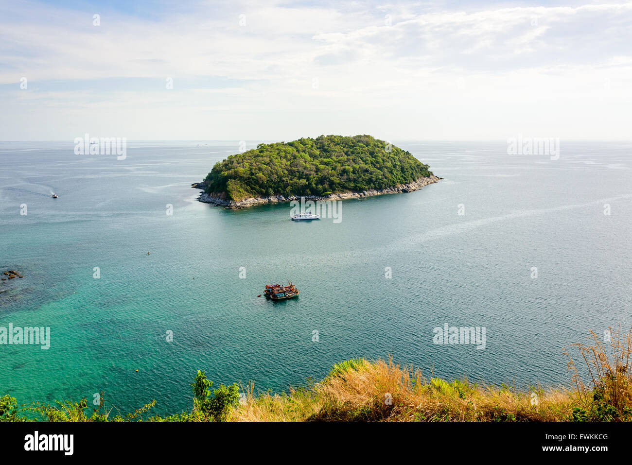 Vogelperspektive anzeigen schöne Landschaft der Insel und Andaman Meer aus Sicht der Windmühle ist eine berühmte Sehenswürdigkeiten von Phuket Prov Stockfoto