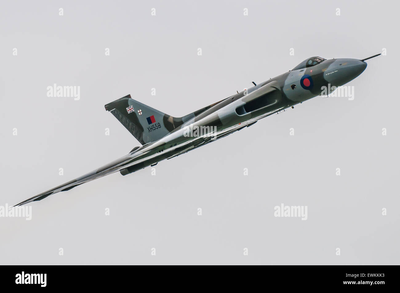 Der Avro Vulcan B2 Bomber mit der Seriennummer XH558 flog an einem Tag über alle existierenden V-Bomber aus der Zeit des Kalten Krieges, die in Großbritannien noch vorhanden waren. Eine davon war die Schwester Vulcan XL426, die am Flughafen London Southend stationiert ist Stockfoto