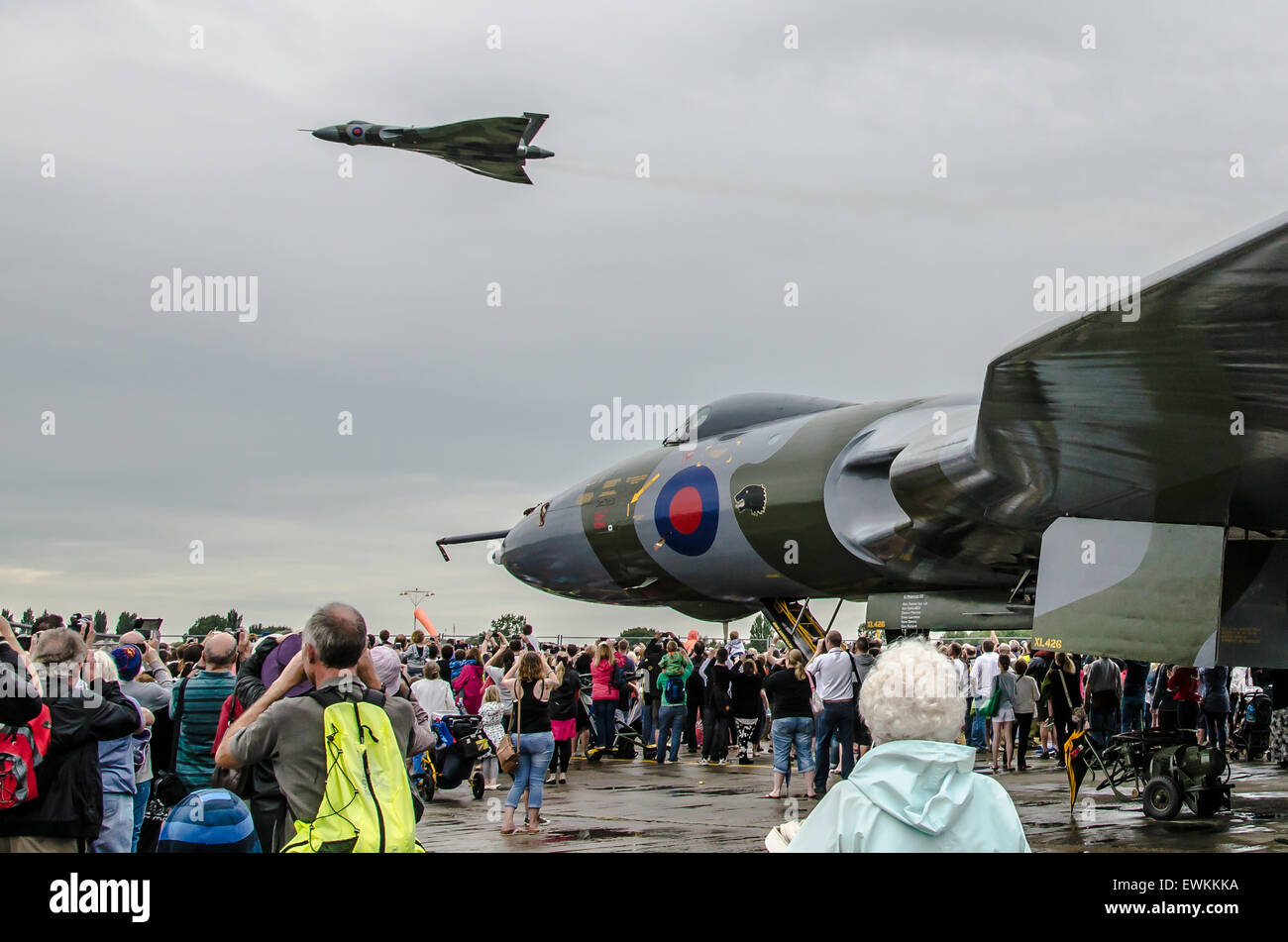 Der Avro Vulcan B2 Bomber mit der Seriennummer XH558 flog an einem Tag über alle existierenden V-Bomber aus der Zeit des Kalten Krieges, die in Großbritannien noch vorhanden waren. Eine davon war die Schwester Vulcan XL426, die am Flughafen London Southend stationiert ist Stockfoto