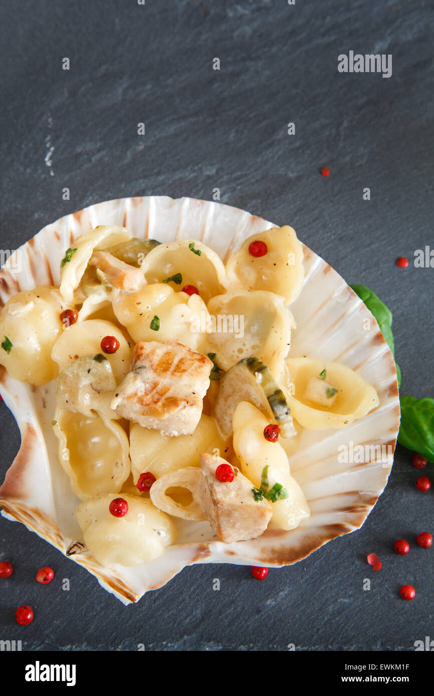 Lachs Pasta mit Gurke Stockfoto