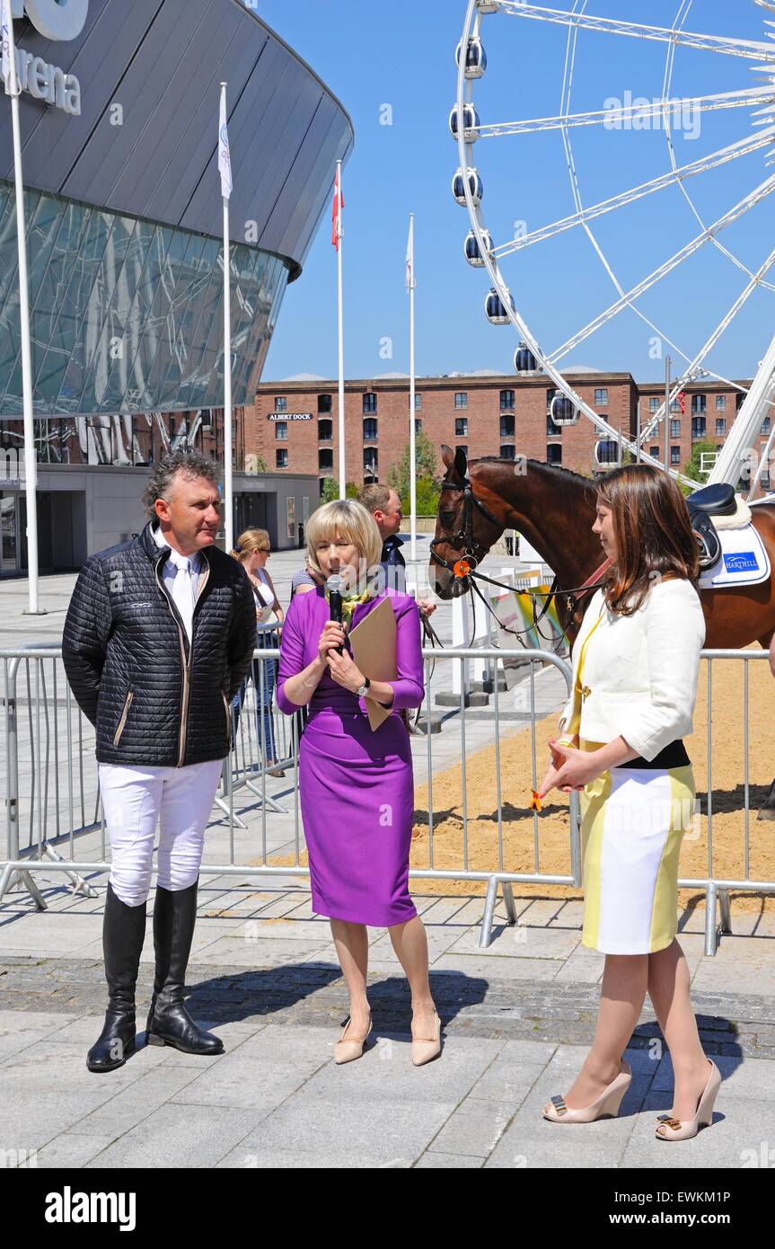 TV-Moderatorin interviewt die Springreiter Peter Charles zur Förderung der Einführung von Liverpool International Horse Show Stockfoto
