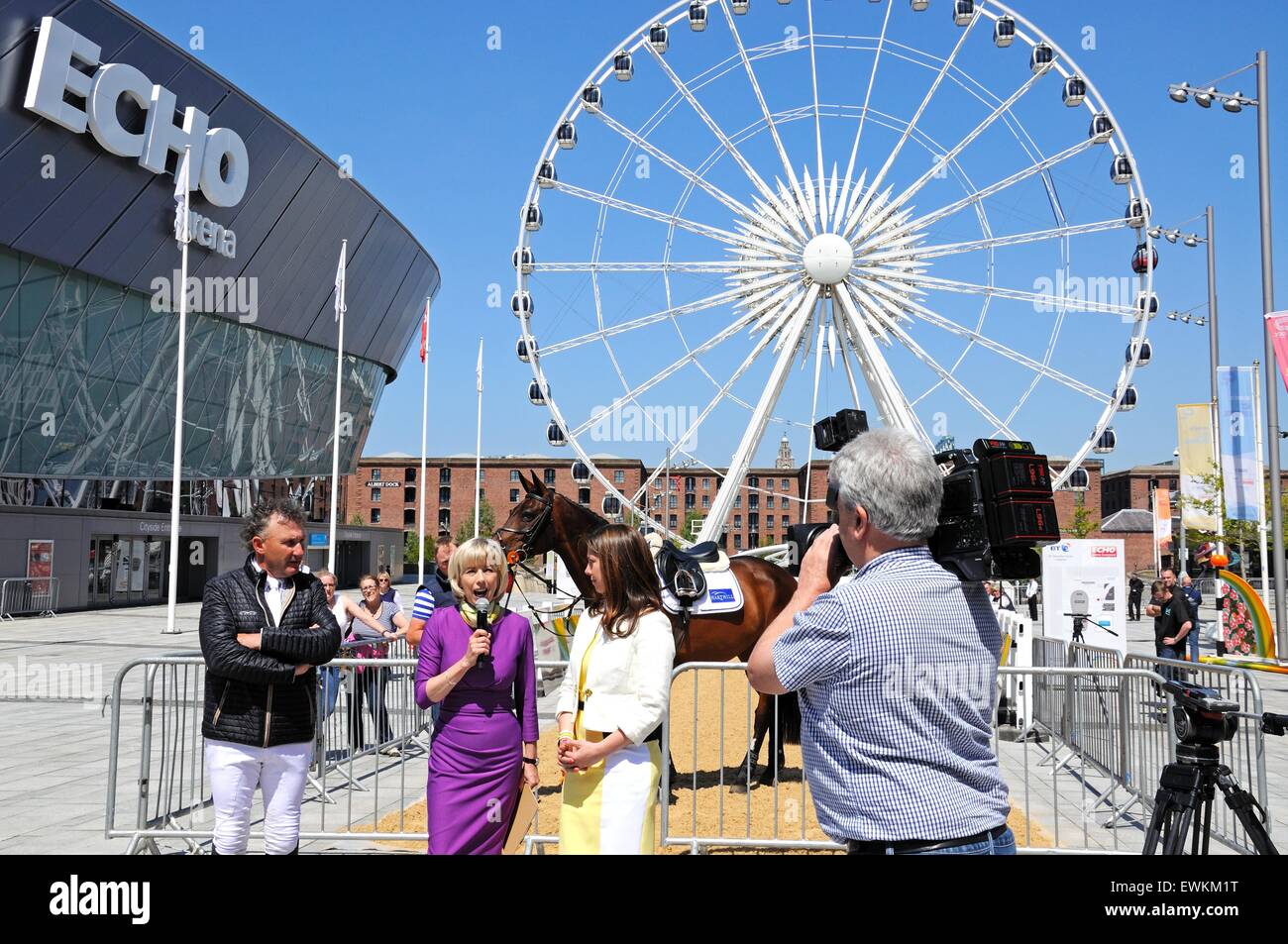 TV-Moderatorin interviewt die Springreiter Peter Charles zur Förderung der Einführung von Liverpool International Horse Show 2016. Stockfoto