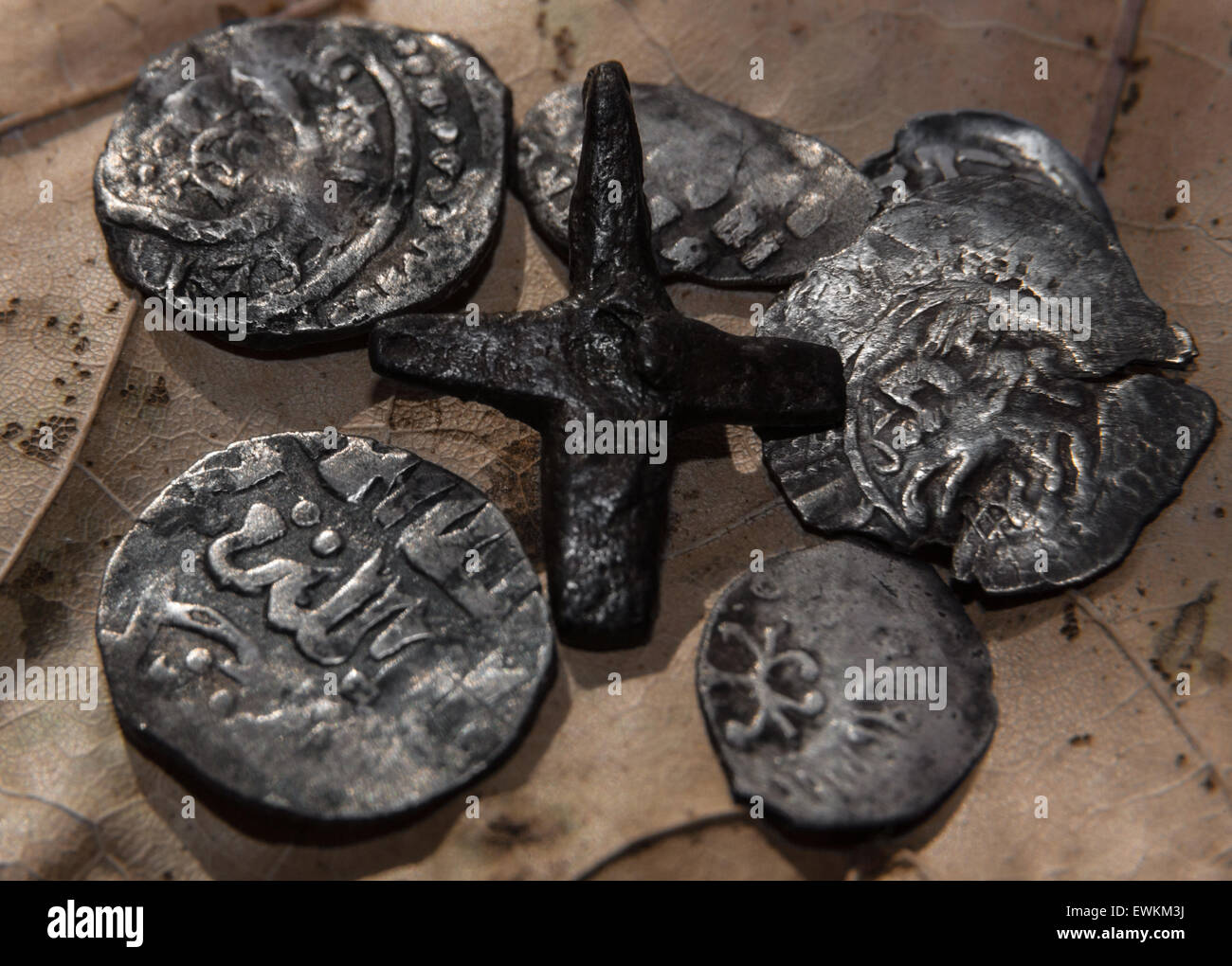 Draht-Russen und die arabischen Münzen mit einem Eisen christliches Kreuz Stockfoto