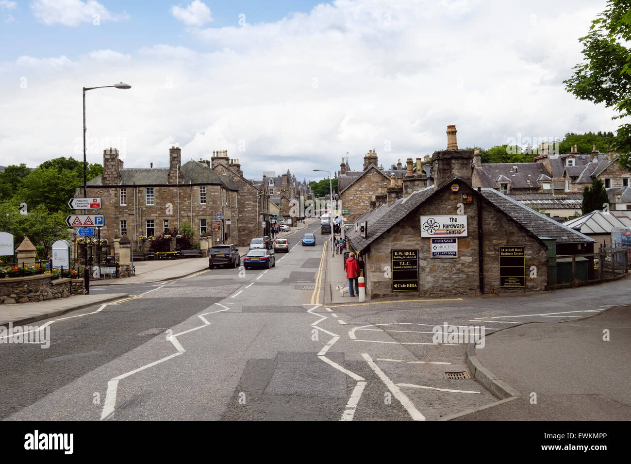 Blick entlang der Hauptstraße (A924) durch schottische Stadt Pitlochry, Perth und Kinross, Schottland, UK, Großbritannien Stockfoto