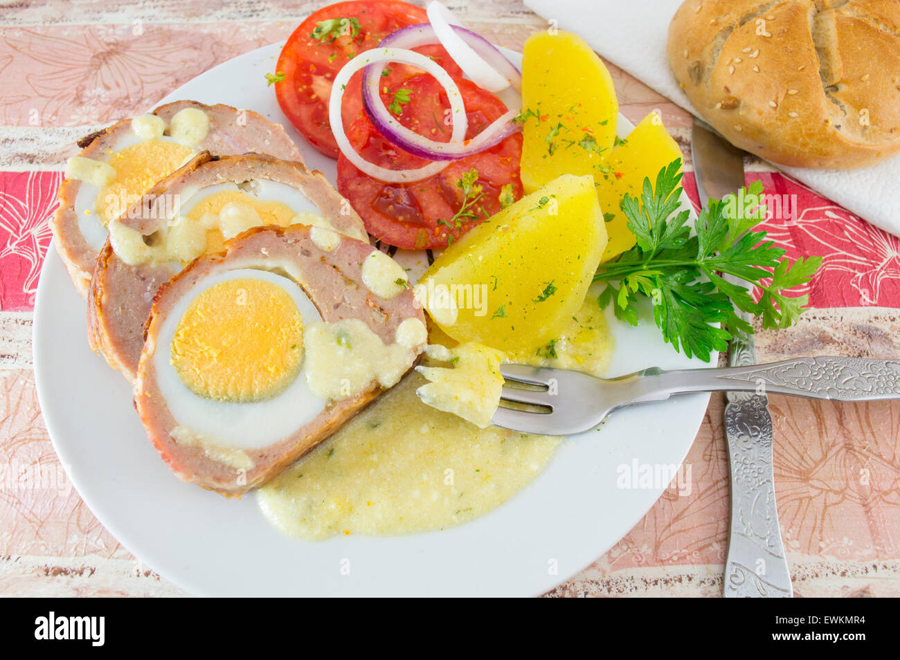 Bunte Mahlzeit Fleisch mit Kartoffeln und Tomaten auf einem Teller Stockfoto