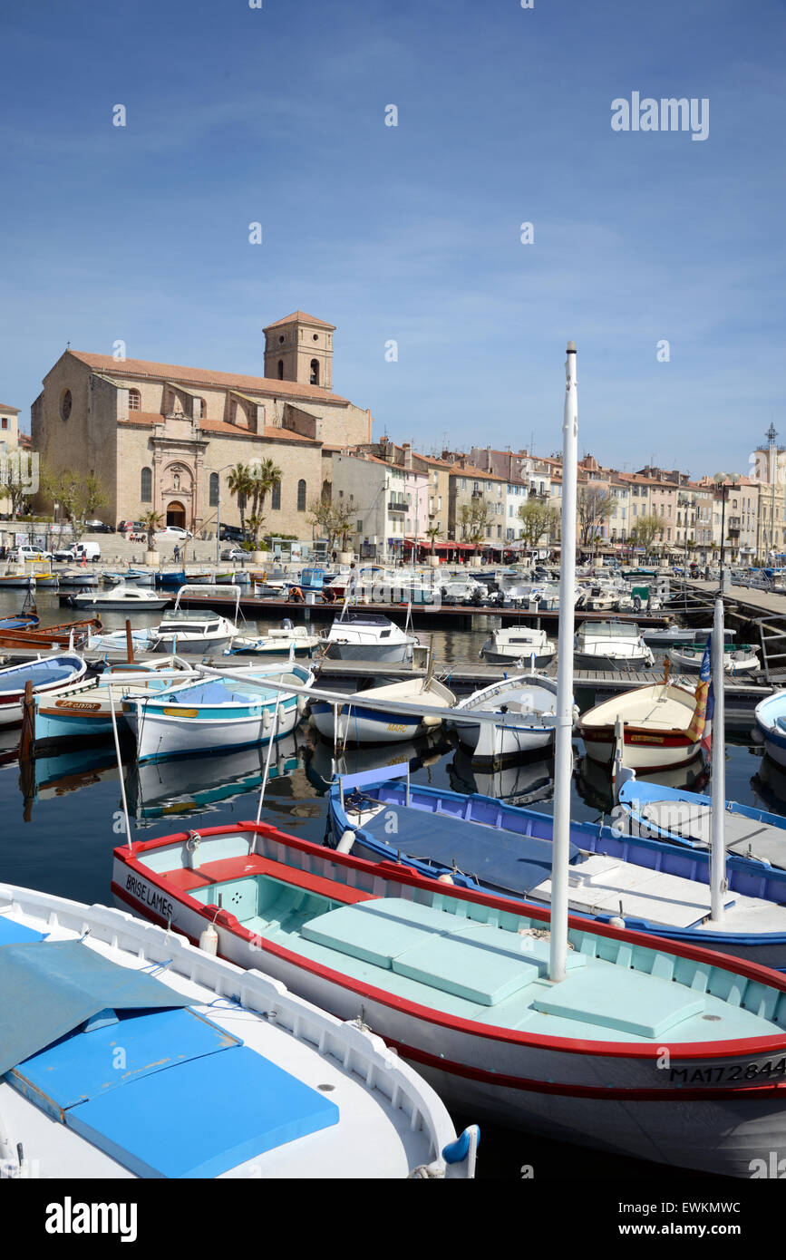 Traditionelle hölzerne Fischerboote im Hafen, den alten Hafen oder Marina in La Ciotat & Kirche oder Eglise Notre-Dame-de-l'Assomption Provence Frankreich Stockfoto