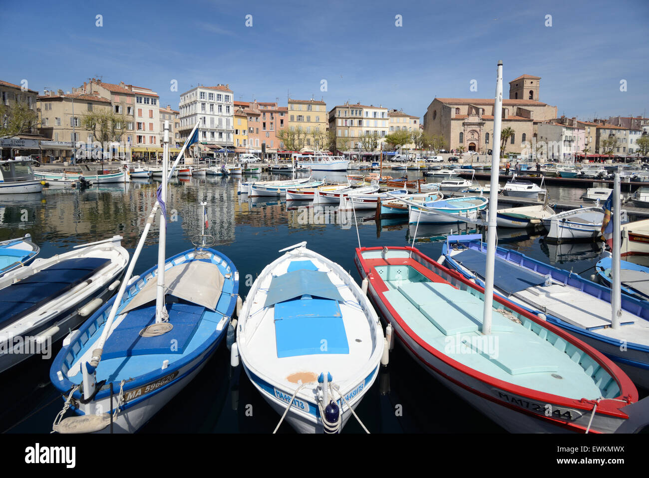 Traditionelle hölzerne Fischerboote, bekannt als Pointus, in den Hafen, den alten Hafen oder Marina, La Ciotat Provence Frankreich Stockfoto