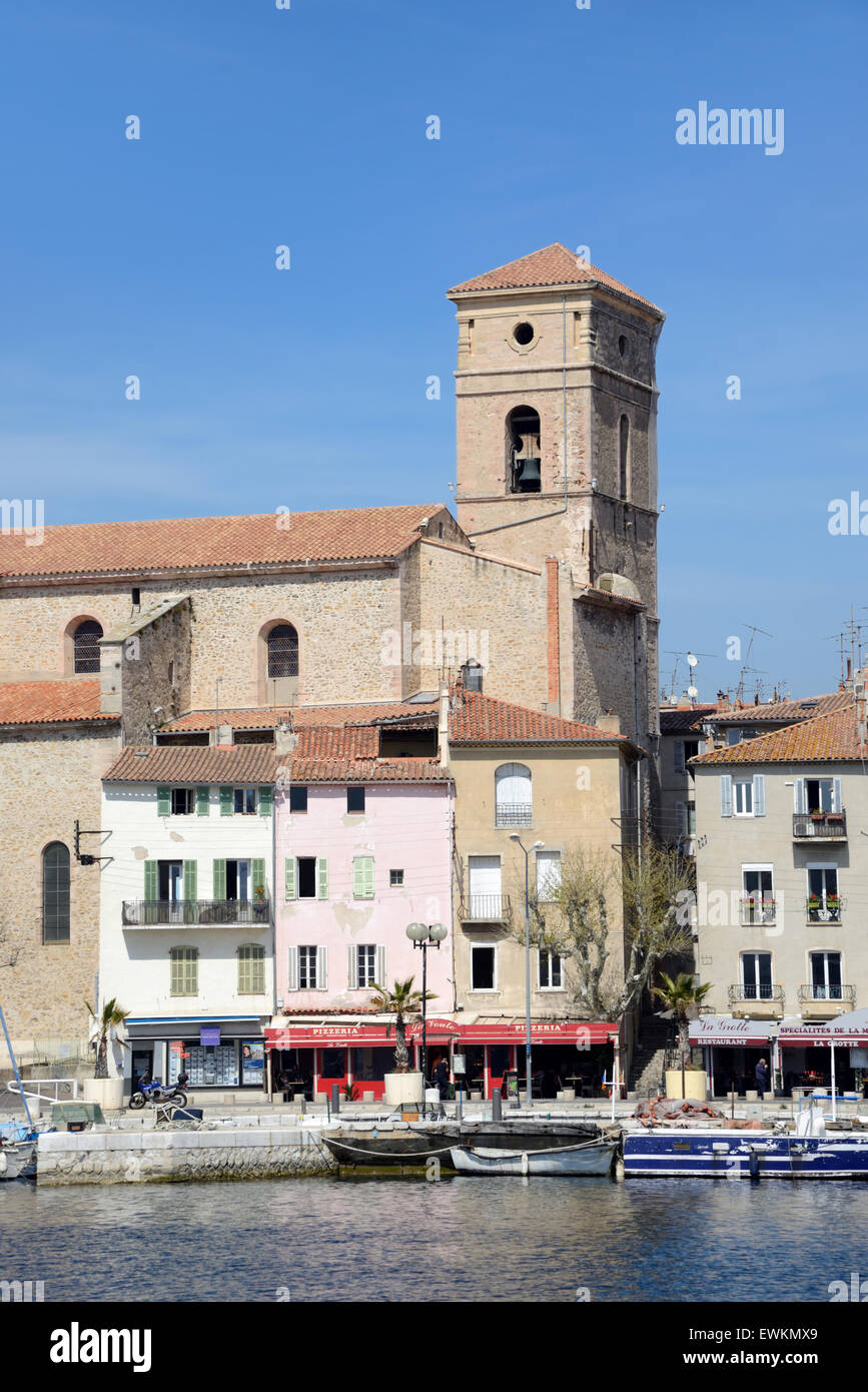 Die Kirche oder Eglise Notre-Dame-de-l'Assomption (1603) auf dem Quai Ganteaume Quay und der Alte Hafen, Hafen oder Marina, La Ciotat Provence Frankreich Stockfoto