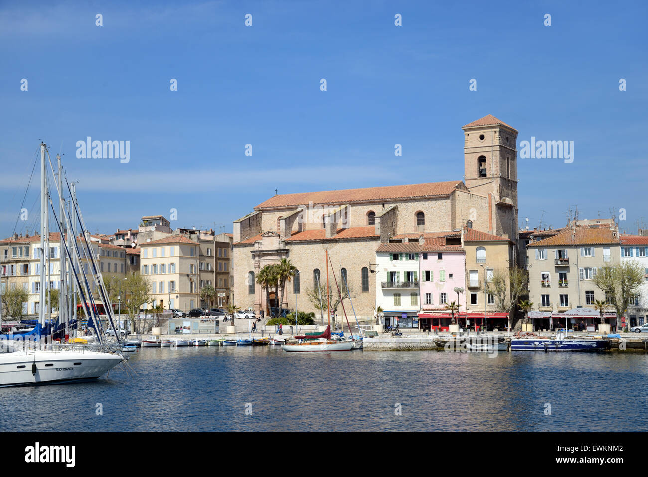 Die Kirche oder Eglise Notre-Dame-de-l'Assomption (1603) auf dem Quai Ganteaume Quay und der Alte Hafen, Hafen oder Marina La Ciotat Provence Frankreich Stockfoto