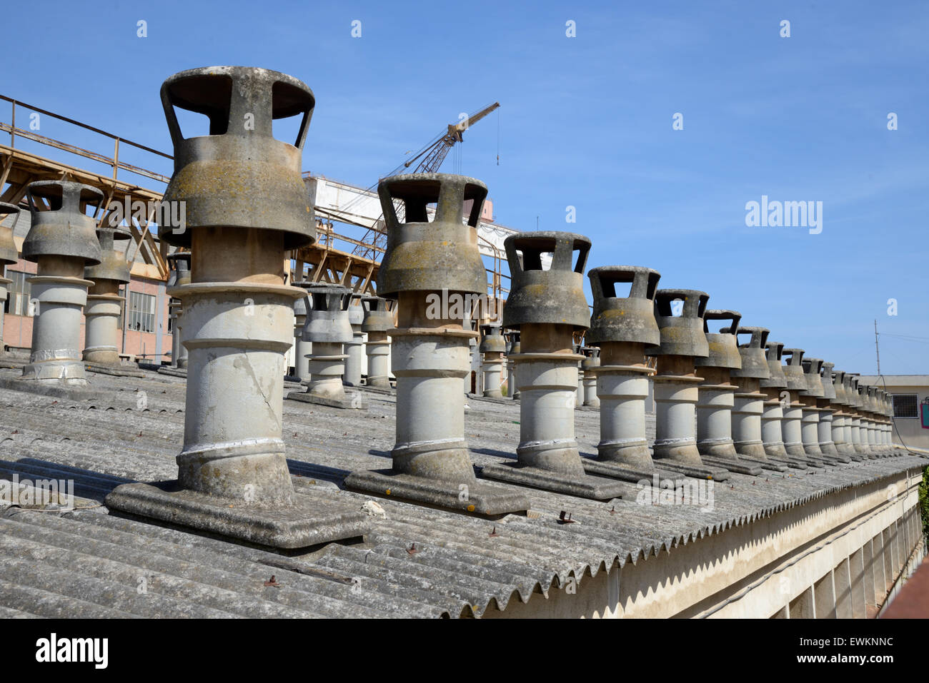 Reihe von Industrieschornsteine oben auf alten Bootsbau Workshop bei La Ciotat Provence Frankreich Stockfoto