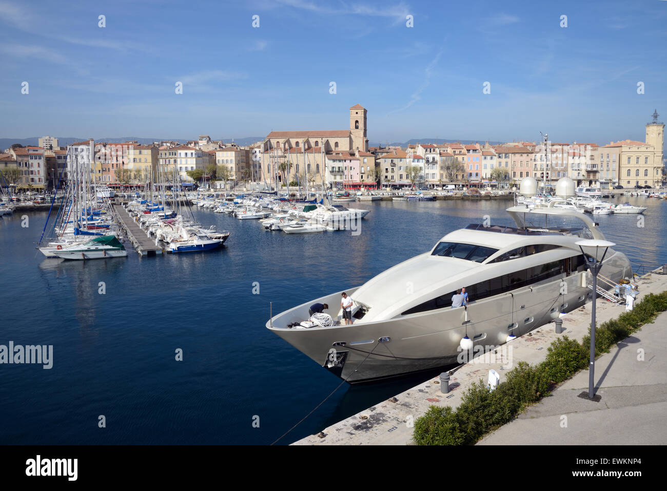 Luxusyacht oder Superyacht, die im Alten Hafen oder Hafen in La Ciotat Provence France festgemacht ist Stockfoto