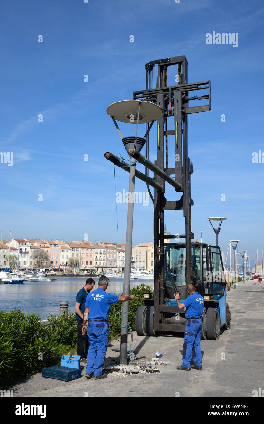 Arbeitnehmer, die Installation Straße Lampe oder Straßenbeleuchtung La Ciotat Bouches-du-Rhône-Frankreich Stockfoto