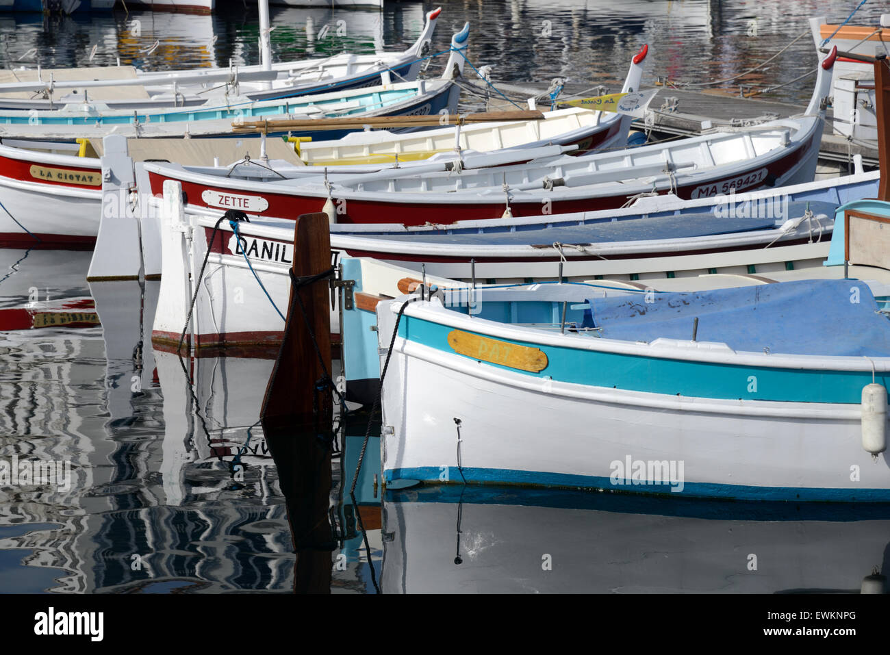 Reihe der Günstig Holz Fischerboote, bekannt als Pointus, spiegelt sich in den Alten Hafen oder Hafen La Ciotat Provence Frankreich Stockfoto