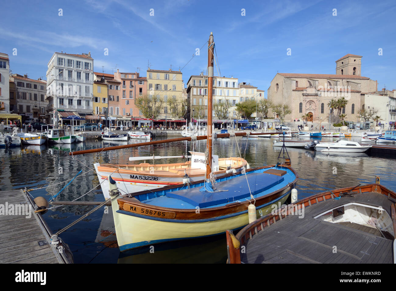 Der alte Fischerhafen und hölzerne Fischerboote, bekannt als Pointus, in La Ciotat, Provence Frankreich Stockfoto