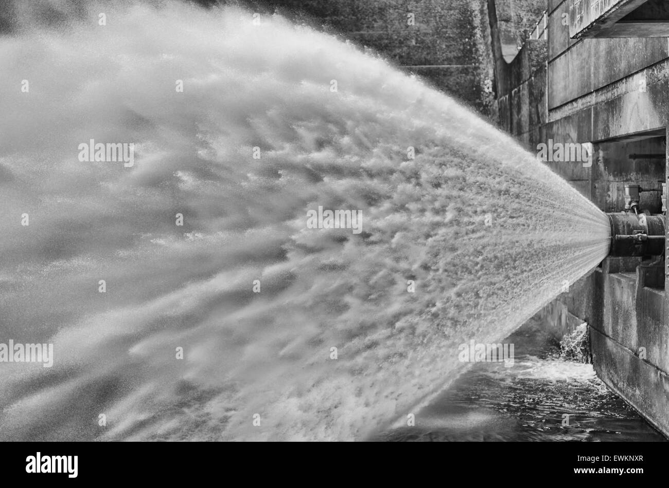 Druckwasserstrahl vom Staudamm in Bewegung geraten Stockfoto