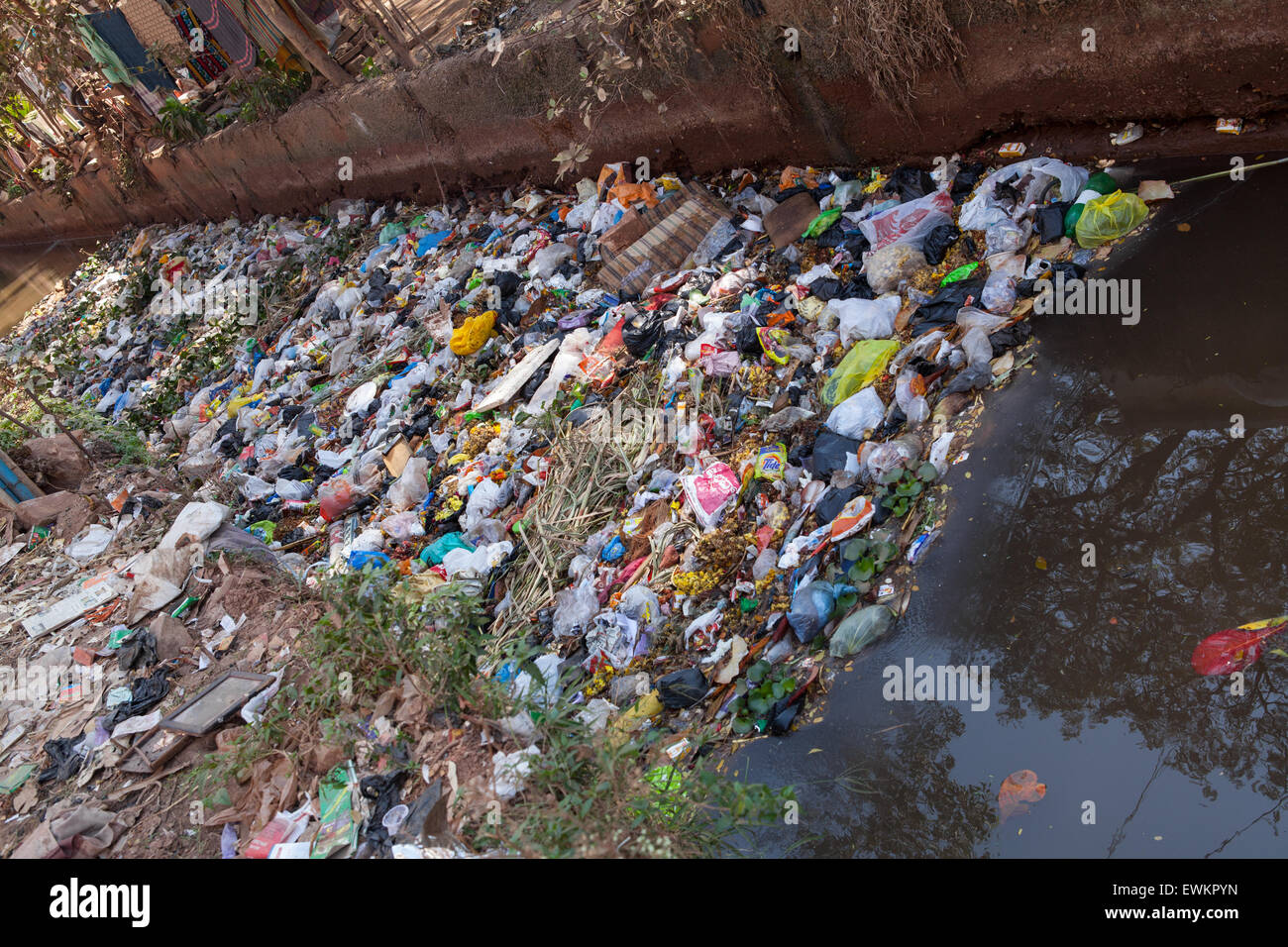 Ein verschmutzter Kanal in Hospet verstopft mit Abfall und Müll Stockfoto