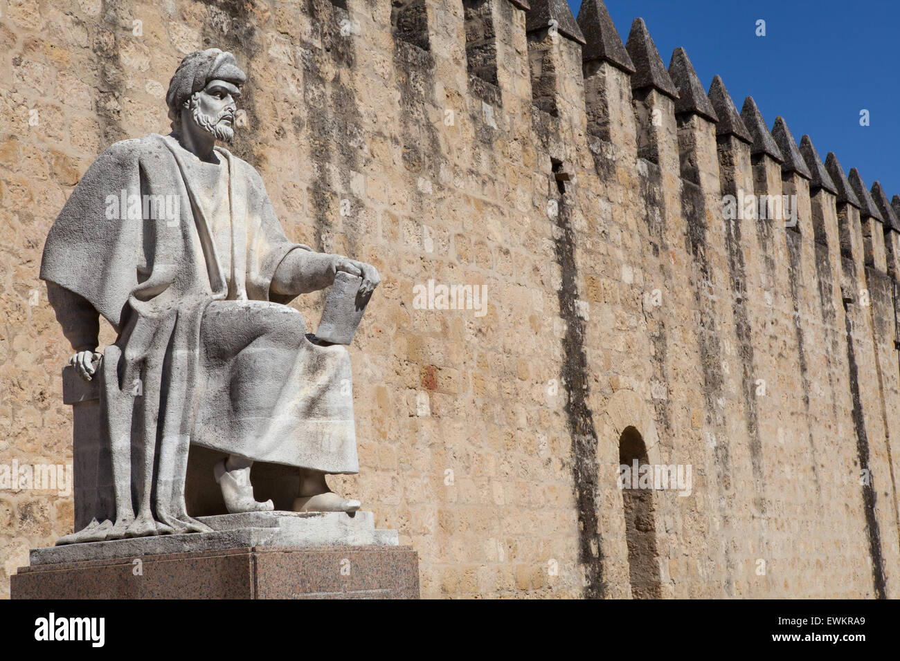 Statue von Averroes vor den Stadtmauern von Cordoba Stockfoto