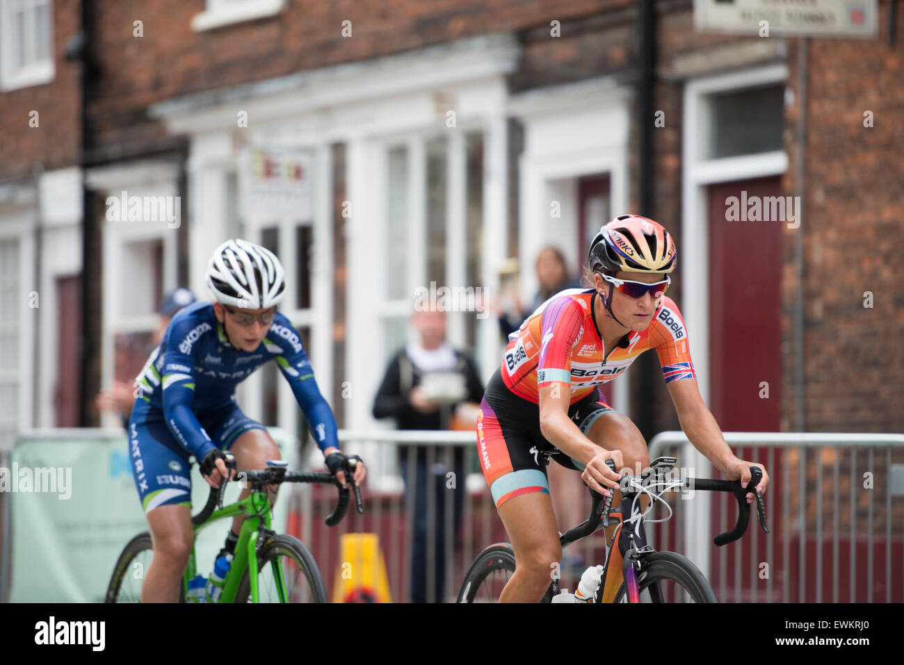 Lincoln, UK. 28. Juni 2015. Lizzie Armitstead (Boels-Dolmans) führt Laura Trott (Matrix Fitness) an die britische Radsport Straßenrennen in Lincoln, Vereinigtes Königreich am 28. Juni 2015. Armitstead gewann das Rennen, während Trott Dritter. Bildnachweis: Andrew Peat/Alamy Live-Nachrichten Stockfoto