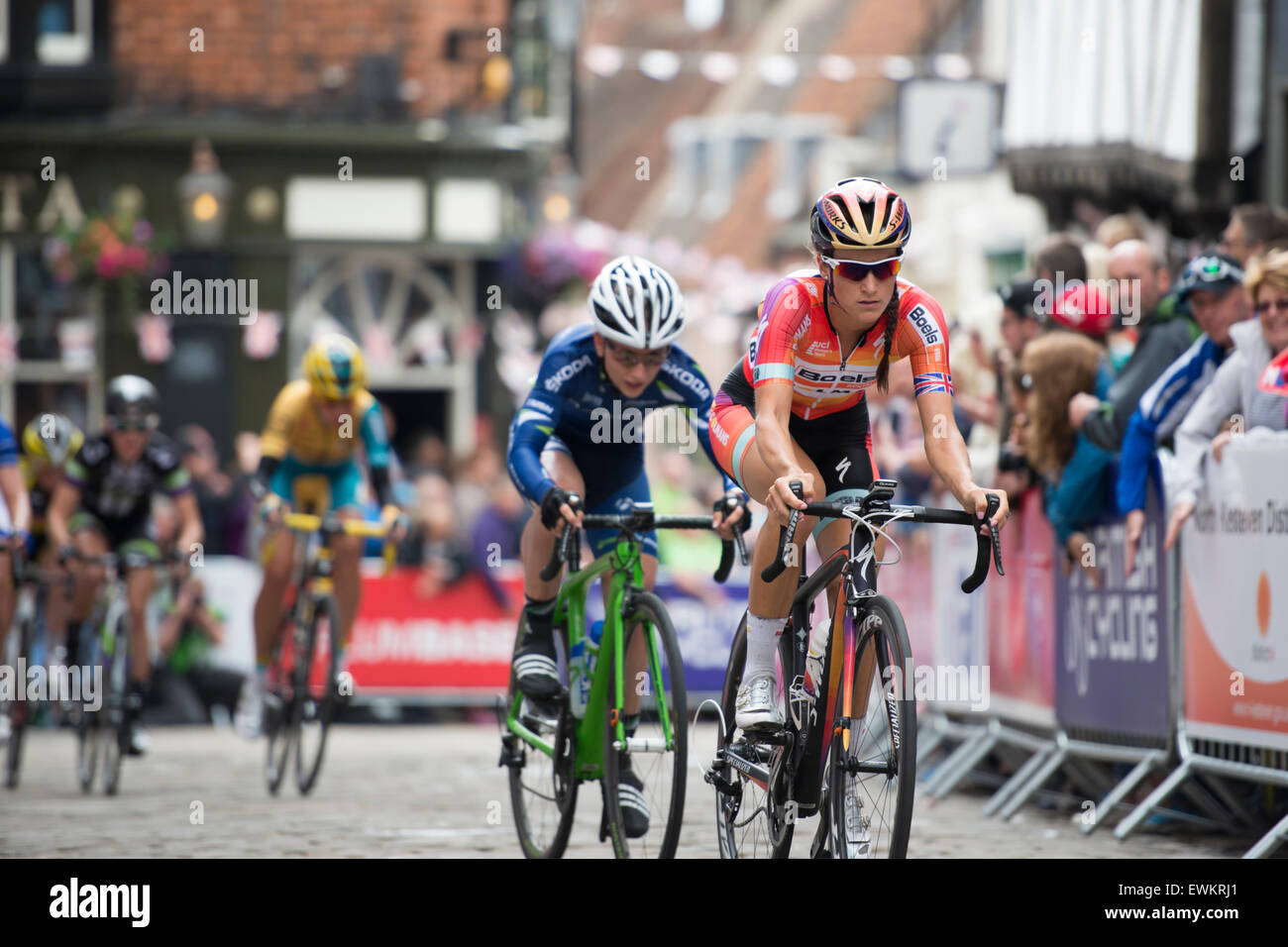 Lincoln, UK. 28. Juni 2015. Lizzie Armitstead (Boels-Dolmans) führt Laura Trott (Matrix Fitness) an die britische Radsport Straßenrennen in Lincoln, Vereinigtes Königreich am 28. Juni 2015. Armitstead gewann das Rennen, während Trott Dritter. Bildnachweis: Andrew Peat/Alamy Live-Nachrichten Stockfoto