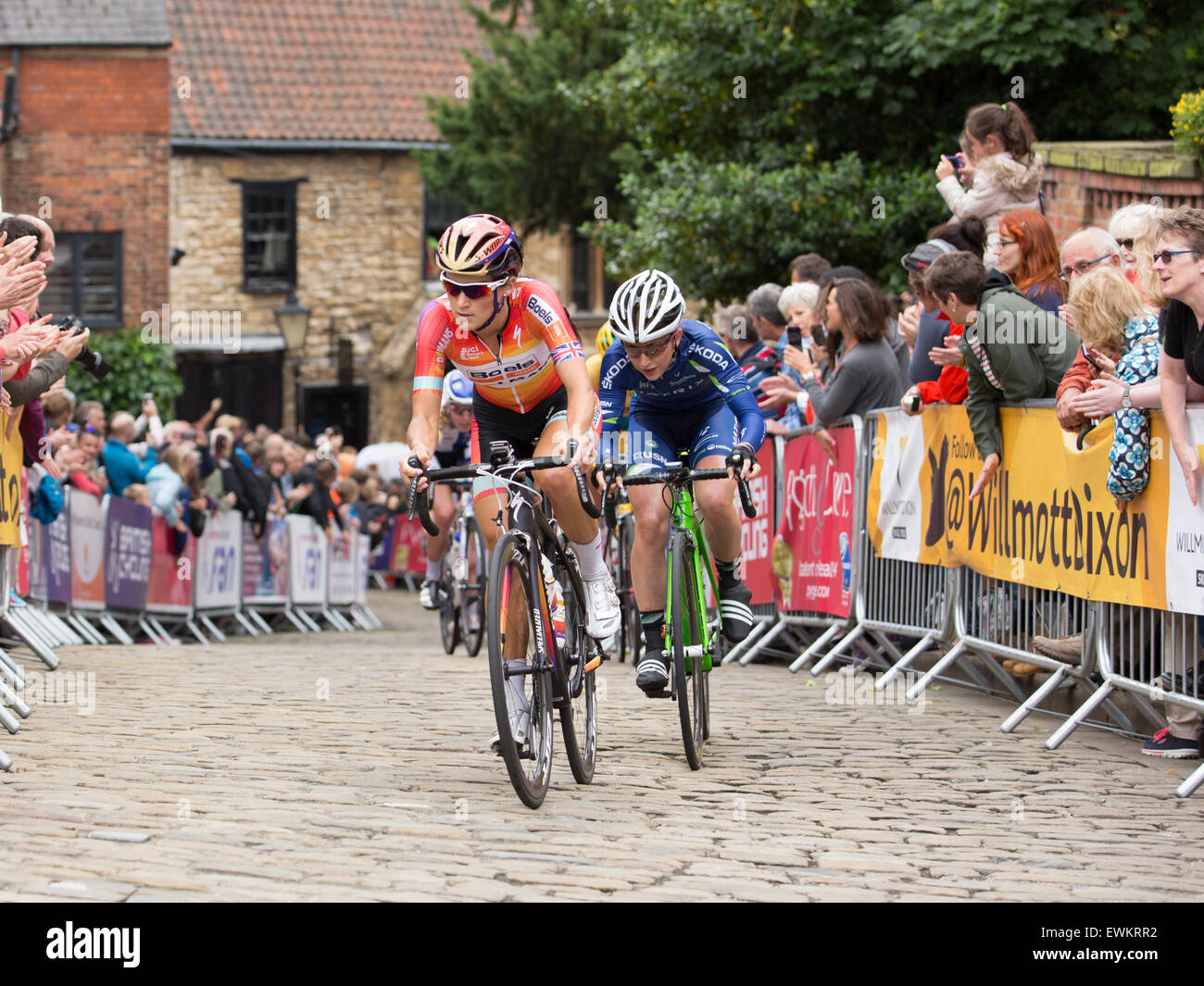 Elizabeth Armitstead führt Laura Trott und das Hauptfeld in der 2015 Womans National Road Race Championships Stockfoto