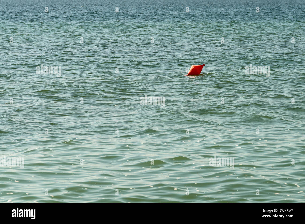 Orange schwebende mitten im Ozean Rettungsring Stockfoto
