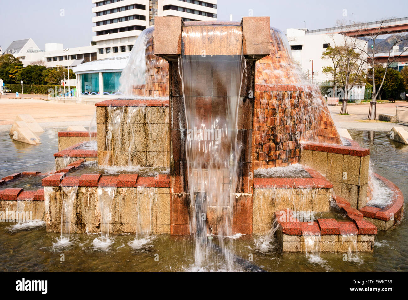 Der Hafen von Kobe Erdbeben Memorial Park am Wasser. Die Gedenkstätte Springbrunnen. Stockfoto