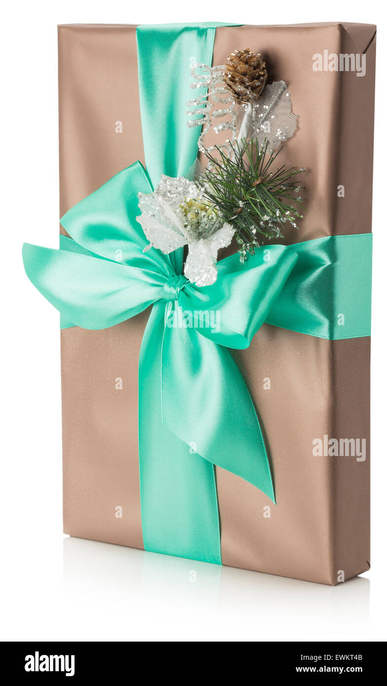 Weihnachts-Geschenk-Box mit Aquamarin Bogen auf dem weißen Hintergrund isoliert. Stockfoto