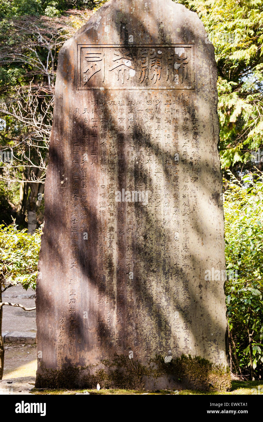 Japan, Kyoto, arashiyama. Heiliger Stein mit japanischen Kanji Inschrift auf, in das Waldgebiet auf dem Gelände des Nison-ji Temple. Stockfoto