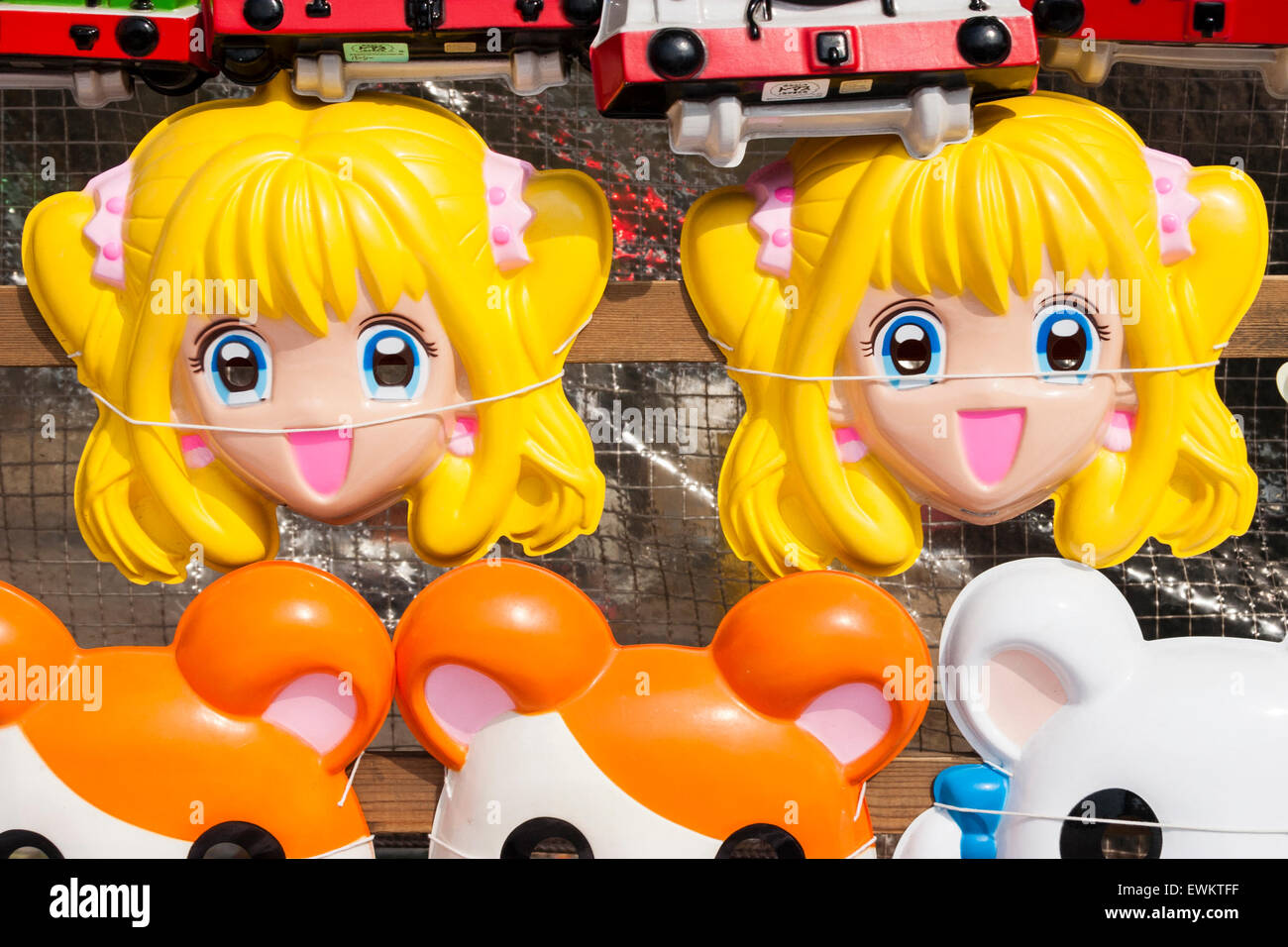 Die zwei Kinder Gesichtsmasken im Verkauf bei Festival in Japan. Maske eines Big eyed Kaukasischen blonde Mädchen wie im Manga Comics. Stockfoto