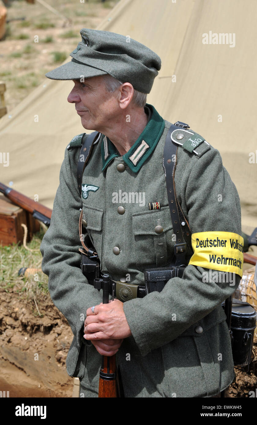 Mann in Uniform der Völker Bundeswehr Soldat.  Tank Fest im Bovington in Dorset.  Die zweitägige Veranstaltung Angeberei gepanzerte Militärfahrzeuge zeichnete ausverkauften der über fast 30.000 in den zwei Tagen. Das Museum hat die größte Sammlung von Arbeiten Rüstung in der Welt aus der Zeit des ersten Weltkriegs bis zur Gegenwart und von Nationen auf der ganzen Welt. Stockfoto