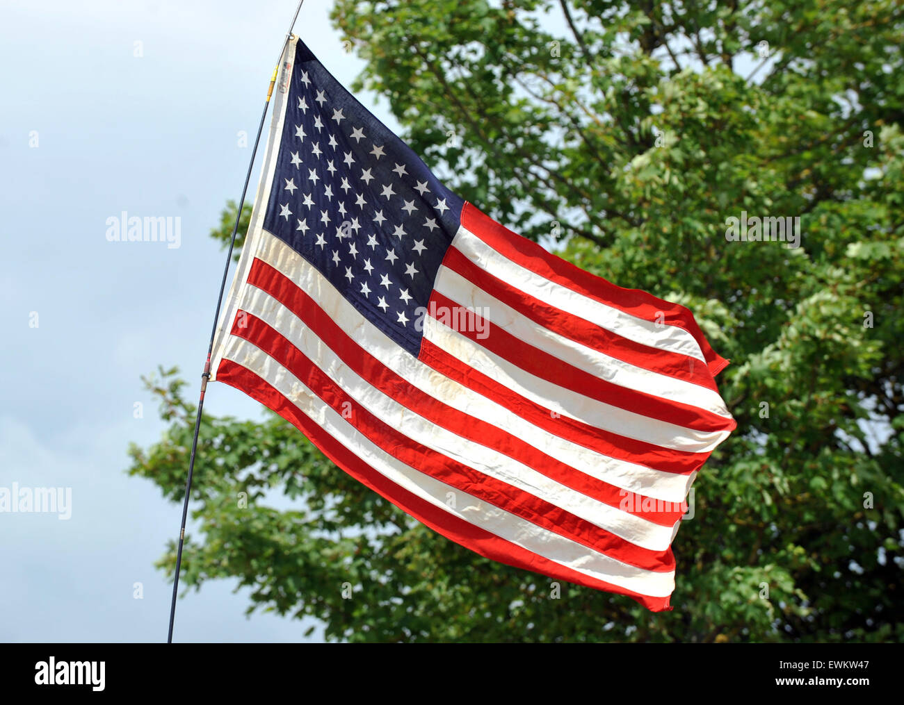 Amerikanische Flagge aus der Zeit auf dem zweiten Weltkrieg mit 48 Sterne. Tank Fest im Bovington in Dorset.  Die zweitägige Veranstaltung Angeberei gepanzerte Militärfahrzeuge zeichnete ausverkauften der über fast 30.000 in den zwei Tagen. Das Museum hat die größte Sammlung von Arbeiten Rüstung in der Welt aus der Zeit des ersten Weltkriegs bis zur Gegenwart und von Nationen auf der ganzen Welt. Stockfoto