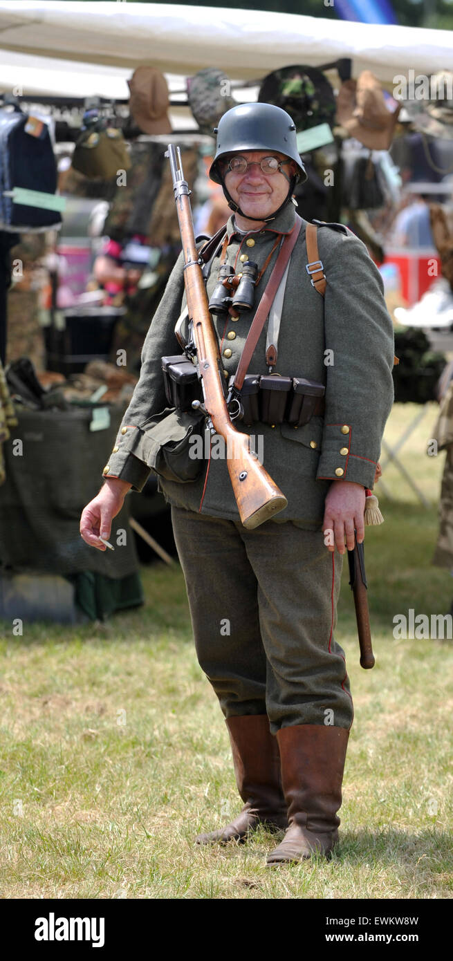 Mann verkleidet als deutsche Soldaten aus dem ersten Weltkrieg I. Tank Fest im Bovington in Dorset.  Die zweitägige Veranstaltung Angeberei gepanzerte Militärfahrzeuge zeichnete ausverkauften der über fast 30.000 in den zwei Tagen. Das Museum hat die größte Sammlung von Arbeiten Rüstung in der Welt aus der Zeit des ersten Weltkriegs bis zur Gegenwart und von Nationen auf der ganzen Welt. Stockfoto