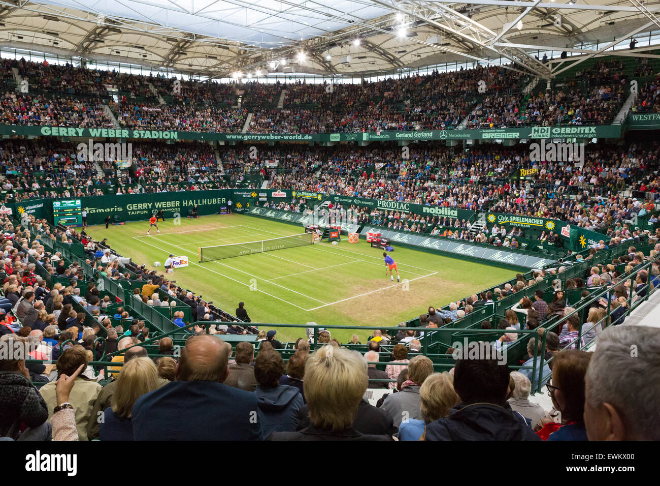 Eine gepackte Centrecourt bei Gerry Weber Stadion in Halle (Westfalen), Deutschland-Uhren ein Tennis match beim ATP-Turnier Stockfoto