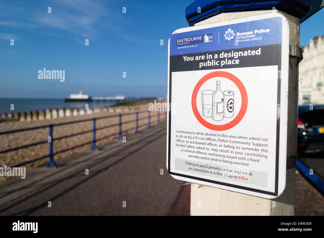 Ein Schild an der Strandpromenade in Eastbourne Warnung, dass es einen bestimmten öffentlichen Platz und Genuss von Alkohol ist verboten Stockfoto
