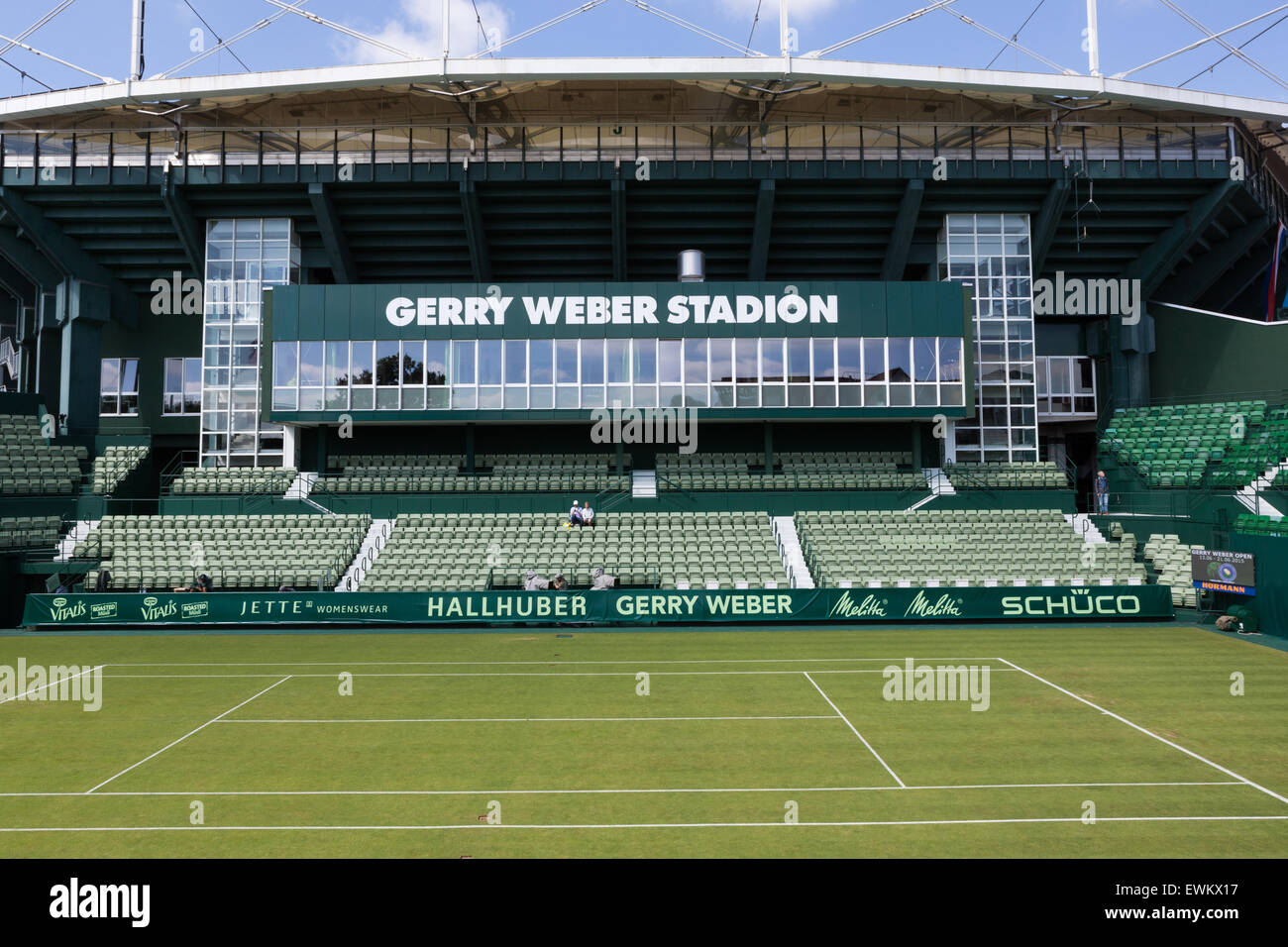Eine fast leere Nummer 1 Gericht mit Blick auf das Gerry Weber Stadion, Halle (Westfalen), Deutschland Stockfoto