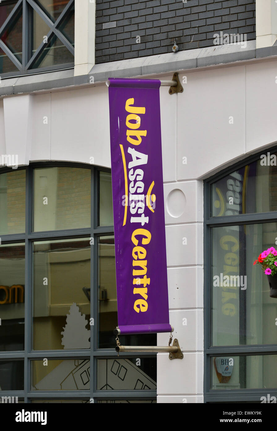 Fenster der Assist Jobcenter in Butcher Street, Londonderry (Derry), Nordirland Stockfoto