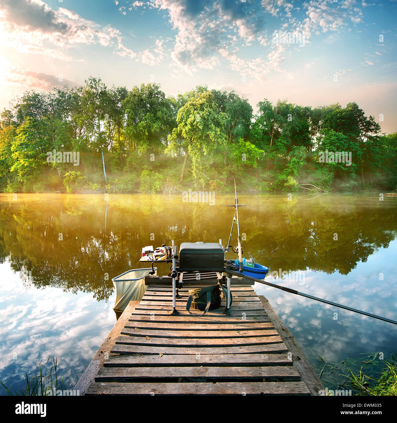 Angeln auf einem ruhigen Fluss am Morgen Stockfoto
