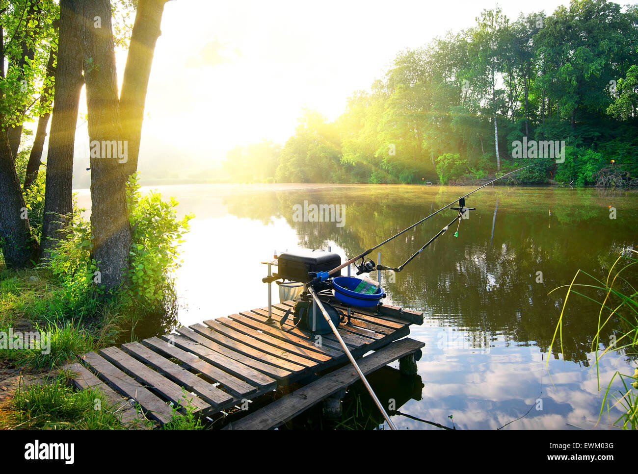 Angeln auf einem ruhigen Fluss am Morgen Stockfoto