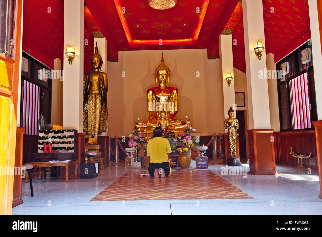 Buddha im Tempel und ein Beter, Bangkok thailand Stockfoto