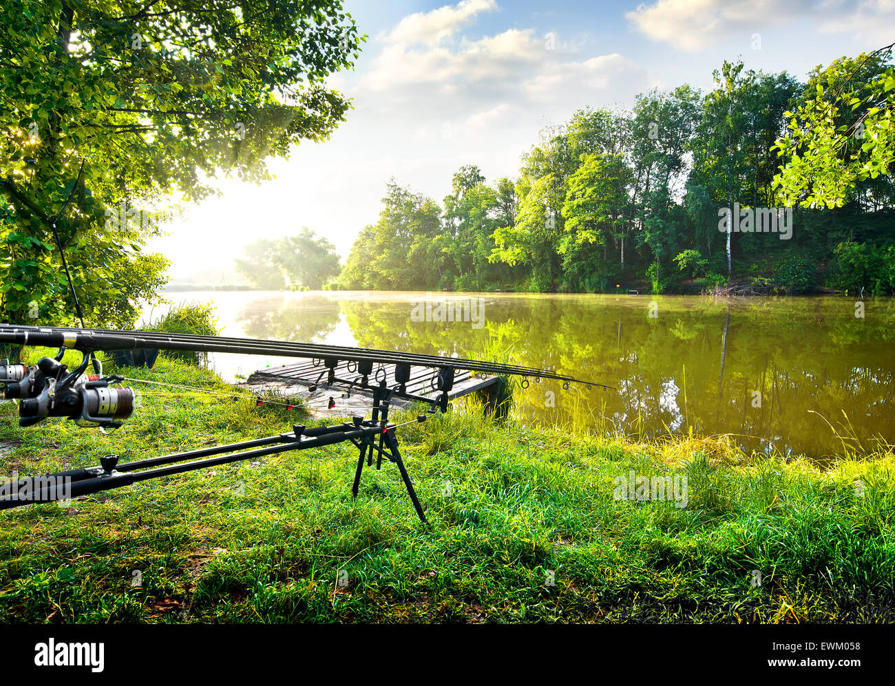 Angeln in der Nähe von ruhiger Fluss am Morgen Stockfoto