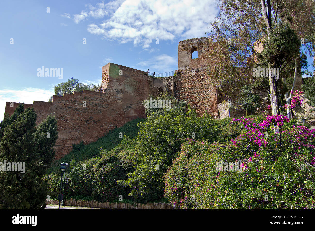 Befestigungen an der Wand entlang der Burg Málaga. Stockfoto