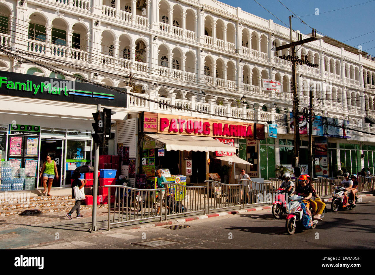 Phuket, Patong, Thailand, Family Mart, Motorräder, moped, Stockfoto