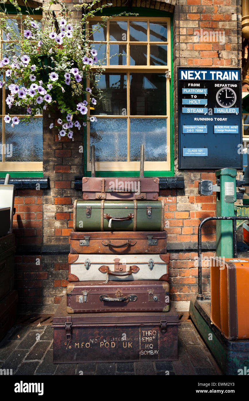 Gepäck auf der Plattform am Bahnhof Sheringham, Norfolk, England, U.K Stockfoto