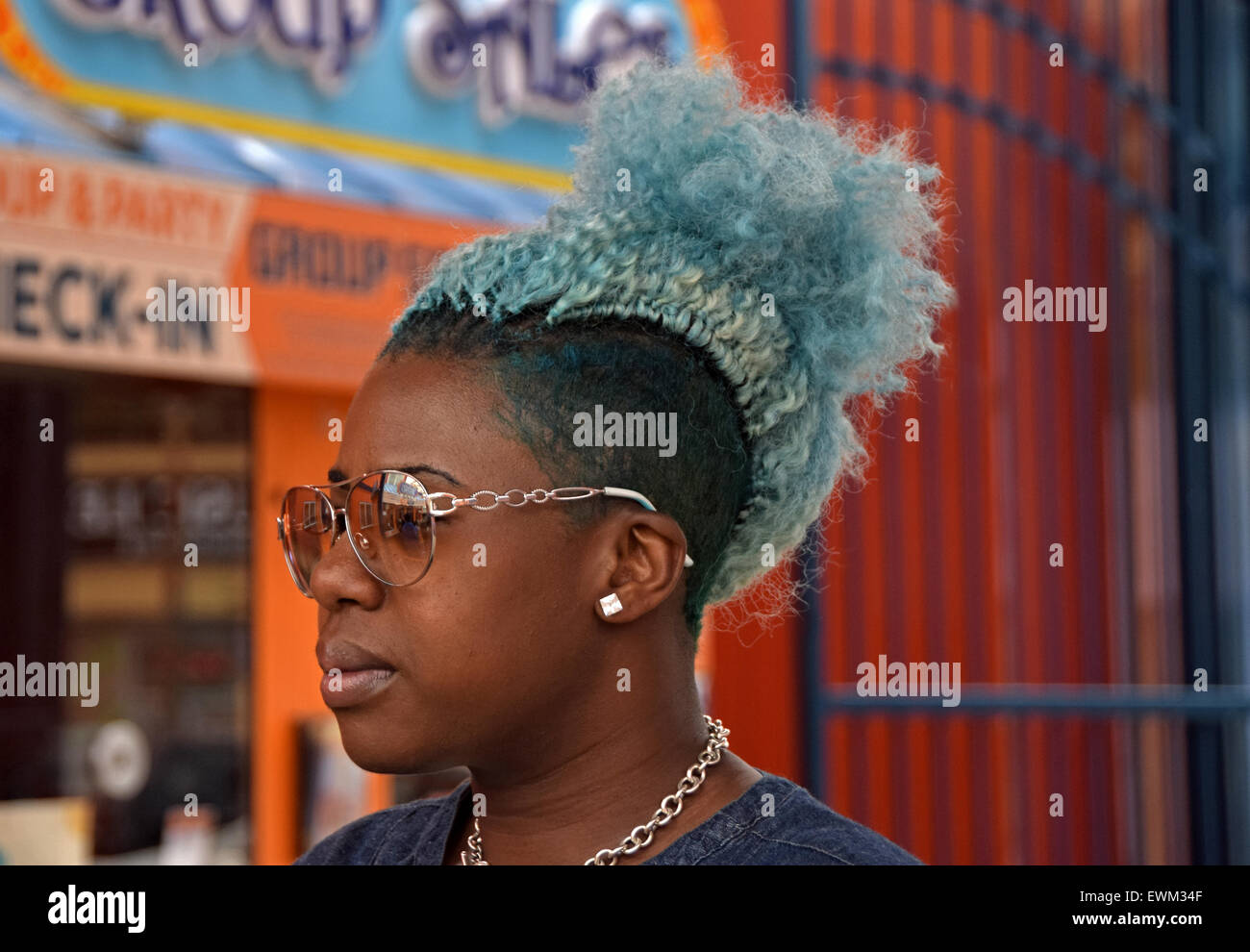 Eine Frau mit blauen Haaren auf Coney Island in Brooklyn, New York Stockfoto