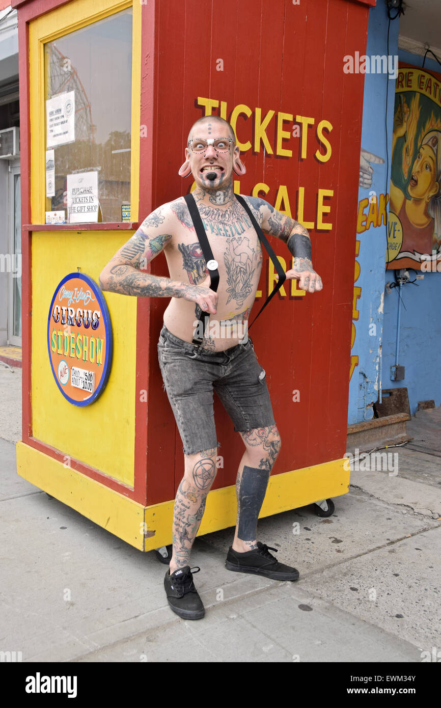 Porträt des Dr. Claw, ein Performer bei Sideshow am Meer in Coney Island, Brooklyn, New York. Stockfoto