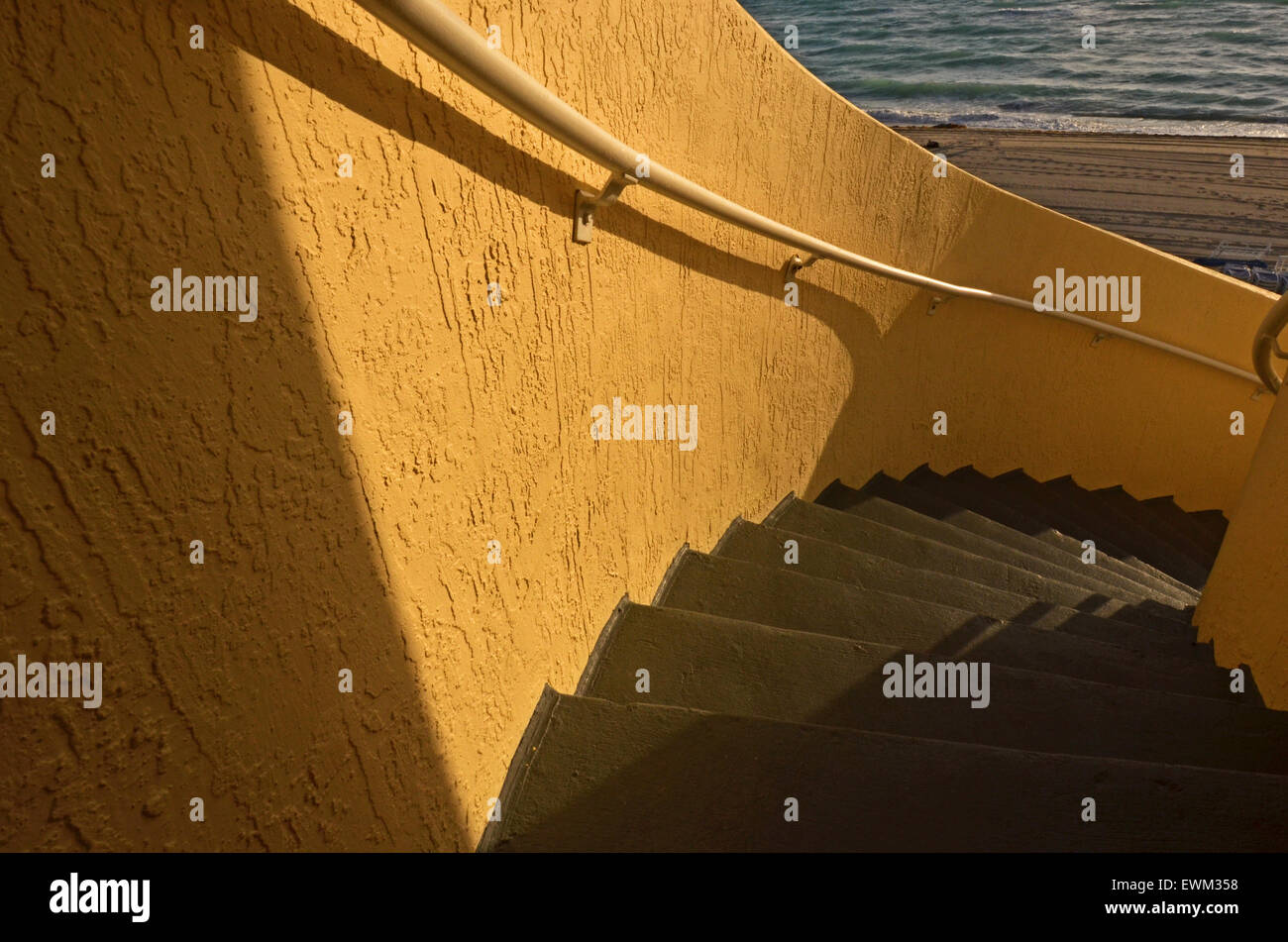 Abstraktes Muster mit Wendeltreppe & Schatten am Sunny Isles Beach in Florida Stockfoto
