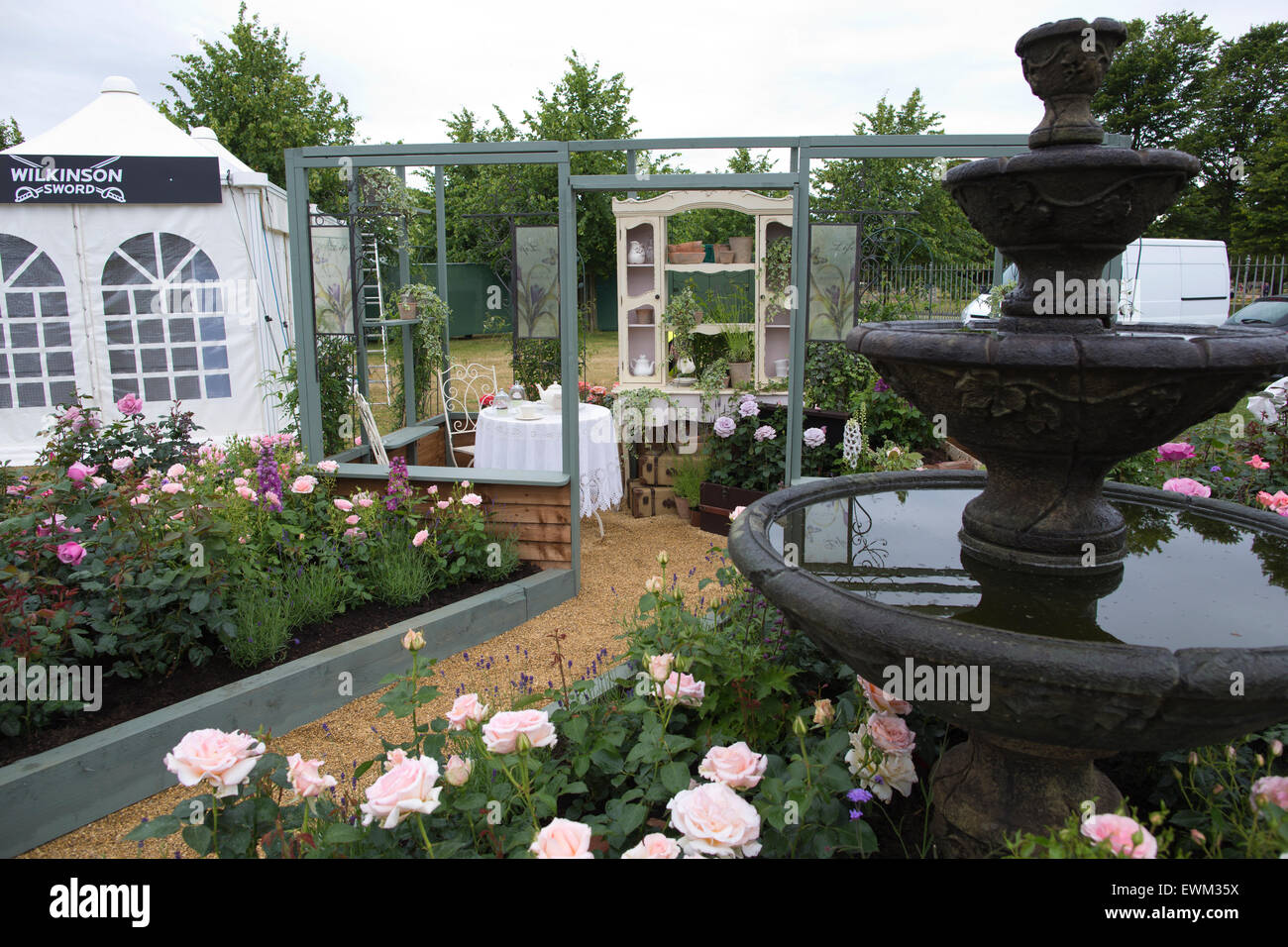 RHS Hampton Court Flower Show 2015, nehmen Sie Zeit, den Duft der Rosen zeigen Gartengestalter Adam Leverett, Hampton Court, Surrey, UK Stockfoto